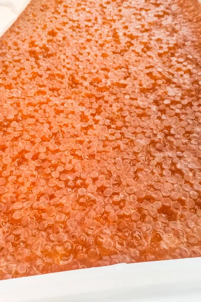 Červený kaviár v plastovém obalu. Lososí kaviár, dietní jídlo. — Stock fotografie