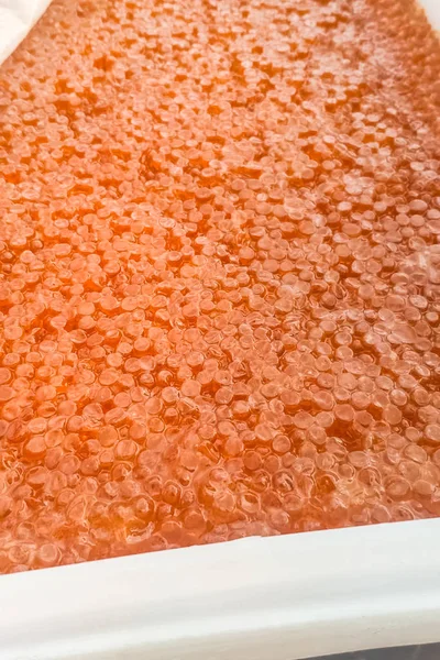 Caviar rouge dans un contenant en plastique. Caviar de saumon, nourriture diététique . — Photo