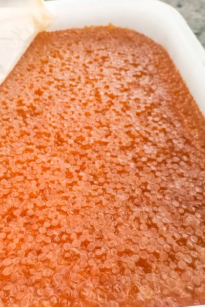 Roter Kaviar im Plastikbehälter. Lachskaviar, Diätfutter. — Stockfoto