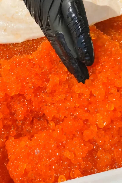 Caviale rosso in contenitore di plastica. Caviale di salmone, cibo dietetico . — Foto Stock