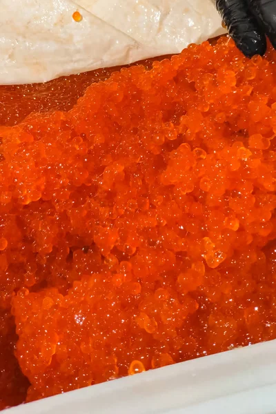 Caviar rojo en un recipiente de plástico. Caviar de salmón, comida dietética . — Foto de Stock