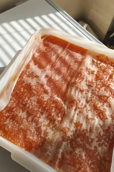 Caviar rojo en un recipiente de plástico. Caviar de salmón, comida dietética . — Foto de Stock
