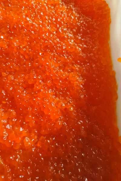 Caviar rojo en un recipiente de plástico. Caviar de salmón, comida dietética . —  Fotos de Stock