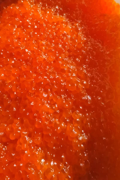 Caviar rojo en un recipiente de plástico. Caviar de salmón, comida dietética . —  Fotos de Stock