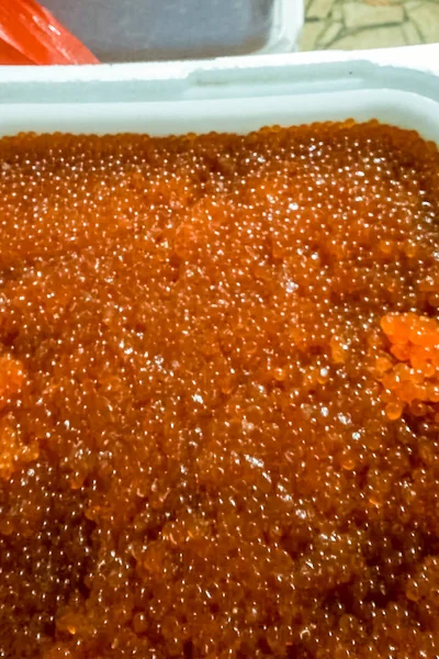 Caviar rojo en un recipiente de plástico. Caviar de salmón, comida dietética . —  Fotos de Stock