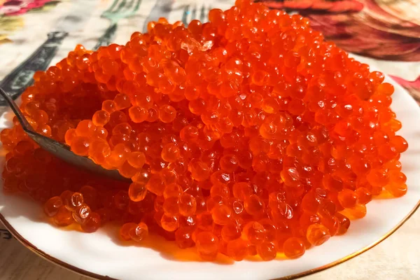 Roter Kaviar auf dem Teller auf dem Tisch. Lachskaviar. Ernährungsnutriti — Stockfoto