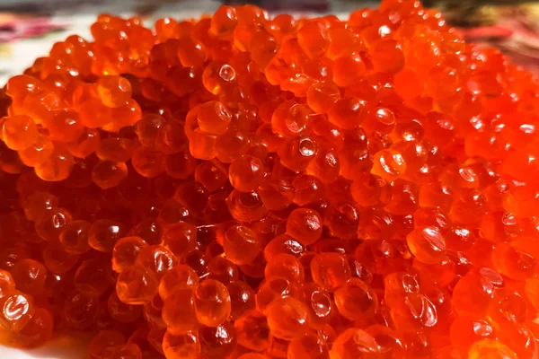 Caviar rojo en el plato sobre la mesa. Caviar de salmón. Nutriti dietético — Foto de Stock