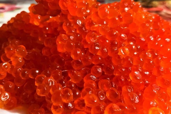 Caviar rojo en el plato sobre la mesa. Caviar de salmón. Nutriti dietético — Foto de Stock