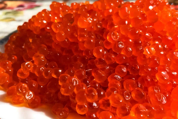 Caviar rojo en el plato sobre la mesa. Caviar de salmón. Nutriti dietético — Foto de Stock