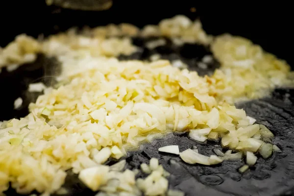 Cipolle arrostenti in pentola con olio in fuoco . — Foto Stock