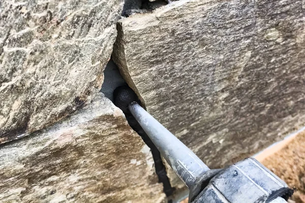 Singing gaps between the wild stone on the cladding of the found
