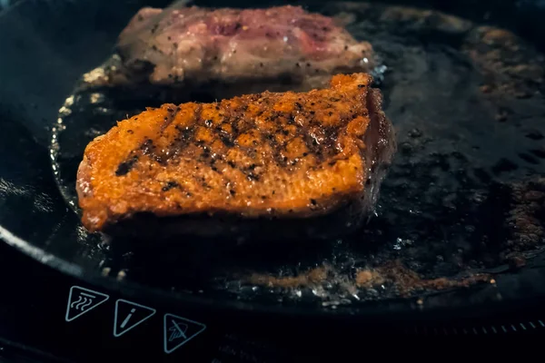 Rebanadas de pechuga de pollo en sartén. Carne de aves de corral . — Foto de Stock