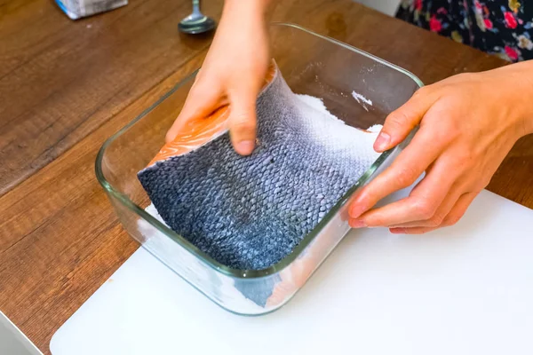 Salting salmon, Pieces of red salmon fish fillet. Red fish salin — Stock Image Salting salmon, Pieces of red salmon fish fillet. Red fish salin Royalty Free Stock Images
