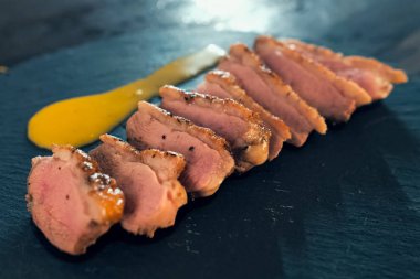 Masada biraz kızarmış domuz parçaları.