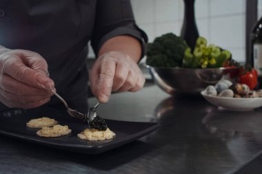 Aşçı siyah havyarlı sandviç yapar..