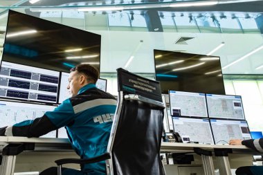Monitörlerde çalışan operatör, monitörlerin