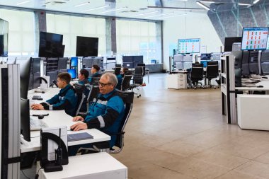 Monitörlerde çalışan operatör, monitörlerin
