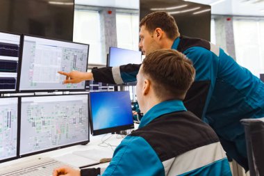 Monitörlerde çalışan operatör, monitörlerin