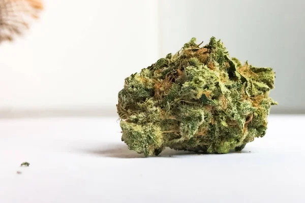 Små torkade cannabis blomstÃ ¤llning. Knarkmarijuana från hampa inf — Stockfoto
