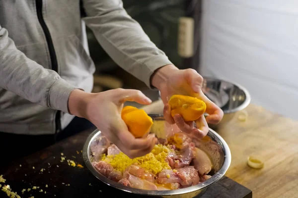 Сожмите лимоны в тарелке с куриным мясом. лимон — стоковое фото