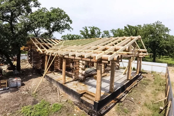 Phase des Baus eines Holzhauses. — Stockfoto