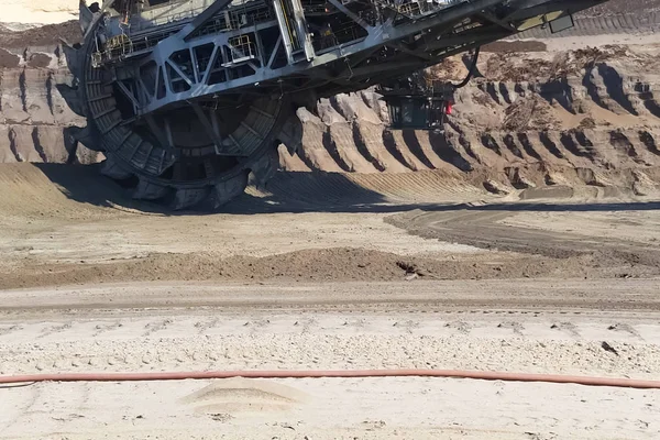 採石場でのバケットホイール掘削機の仕事クイでの鉱石採掘 — ストック写真