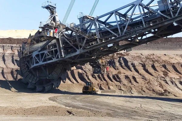 Work of a bucket wheel excavator in a quarry. Ore mining in a qu — Stock Photo, Image