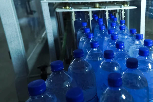 Vullijn van bruisend water in PET-fles. Mini fabriek voor BOTTEL water. — Stockfoto