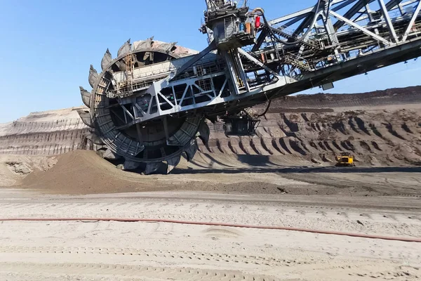 Trabajo de una excavadora de ruedas de cubo en una cantera. Minería de minerales en un qu Imágenes de stock libres de derechos