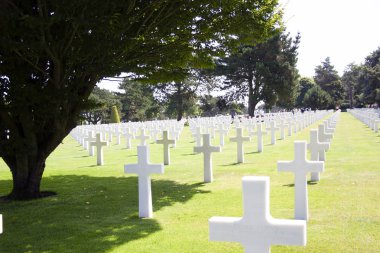 Colleville-Sur-Mer, Fransa. 25 Temmuz 2018: II. Dünya Savaşı askerleri Collevile, Normandiya 'daki Amerikan Mezarlığı' nda mezar kazdılar. 1944 'te Normandiya çıkartmasının yapıldığı Collevile köyü yakınlarındaki Omaha sahilinde.