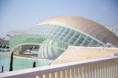 Valencia, İspanya. 14 Temmuz 2019 - Kültürel ve mimari bir kompleks olan Ciudad de las Artes y las Ciencias 'taki Hemisferic binasının korkuluklarından genel görüş;