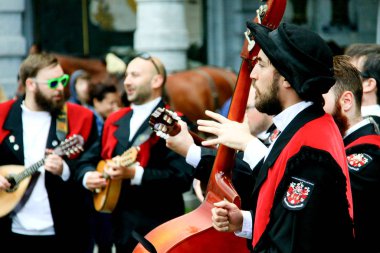 Portekizli bir üniversite grubunun genç bir öğrencisi sokakta şarkı söylüyor ve müzik yapıyor.