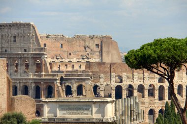 Roma forumunda ziyaretçilerin olduğu Kolezyum ve Titus Kemeri.