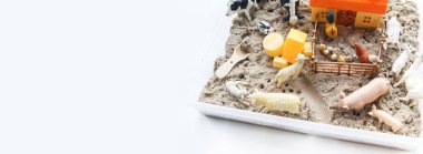 Montessori kumaşı. Çocuk elleri bir hayvan figürünü canlandırıyor. Kinetik kum. Boşluğu kopyala