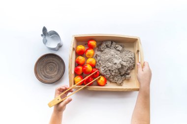 Montessori elmaları. Şekilleri sıralıyorum. Kinetik kum.