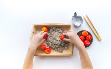 Montessori elmaları. Şekilleri sıralıyorum. Kinetik kum.