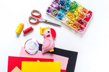 Keçeden yapılmış oyuncak papağan. Yaratıcılık için malzeme.