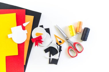 Keçeden yapılmış oyuncak bir kardan adam diktik. Noel sembolü.