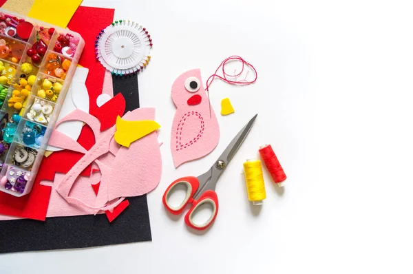Workshop toy parrot made of felt. Material for creativity. — Stock Photo, Image