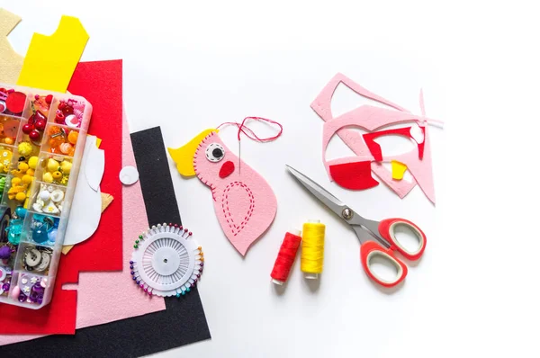 Papagaio de brinquedo de oficina feito de feltro. Material para criatividade . — Fotografia de Stock