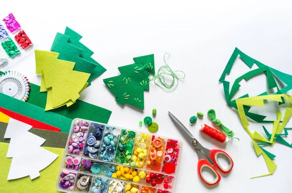 Cosemos uma árvore de Natal de brinquedo feita do sentido. Símbolo de Ano Novo . — Fotografia de Stock