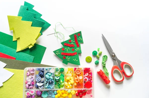 Nähen wir einen Spielzeug-Weihnachtsbaum aus Filz. Neujahrssymbol. — Stockfoto