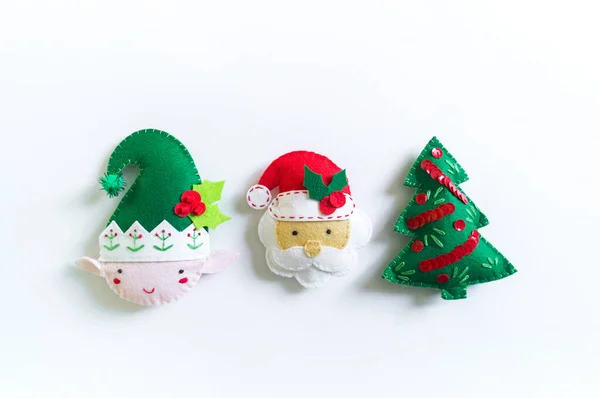 クリスマスツリーを飾るために感じで作られたおもちゃ。新年の家の装飾. — ストック写真