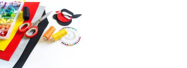 Keçeli ispinozdan oyuncak ispinoz dikeriz. Yeni yıl kuş sembolü. Pankart