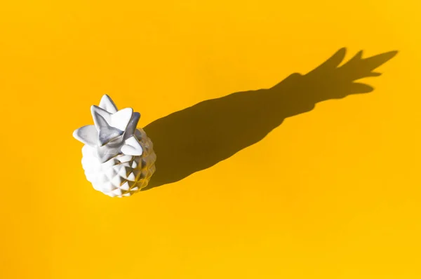 Piña blanca de cerámica sobre fondo amarillo. sombra larga — Foto de Stock