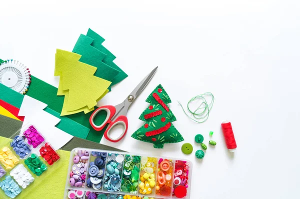 We sew a toy Christmas tree made of felt. New Year symbol. — Stock Photo, Image