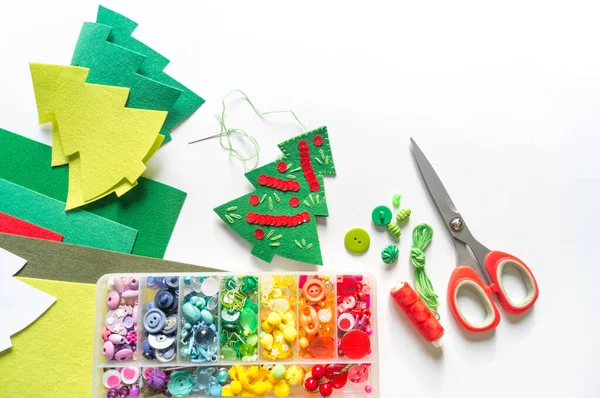 フェルトで作られたおもちゃのクリスマスツリーを縫う。新年のシンボル. — ストック写真