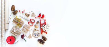 Sıfır israf noeli. Kutulanmış hediyeler doğal dekor ve ev dekorasyonu.