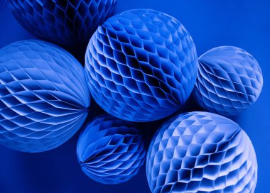 Moda mavisi tek renkli Noel arkaplanı. Kar taneleri diy kağıt. 2020 Yılı Rengi.