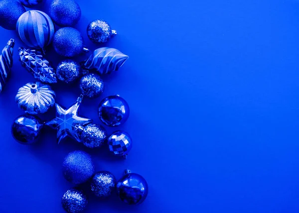 Fondo de Navidad monocromo azul de moda. Pelota de juguete navideño Composición abierta. Color del año 2020 . — Foto de Stock